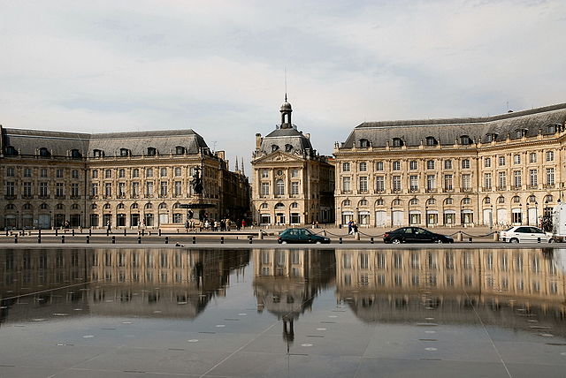 640px-Miroir_deau_place_de_la_Bourse.jpg