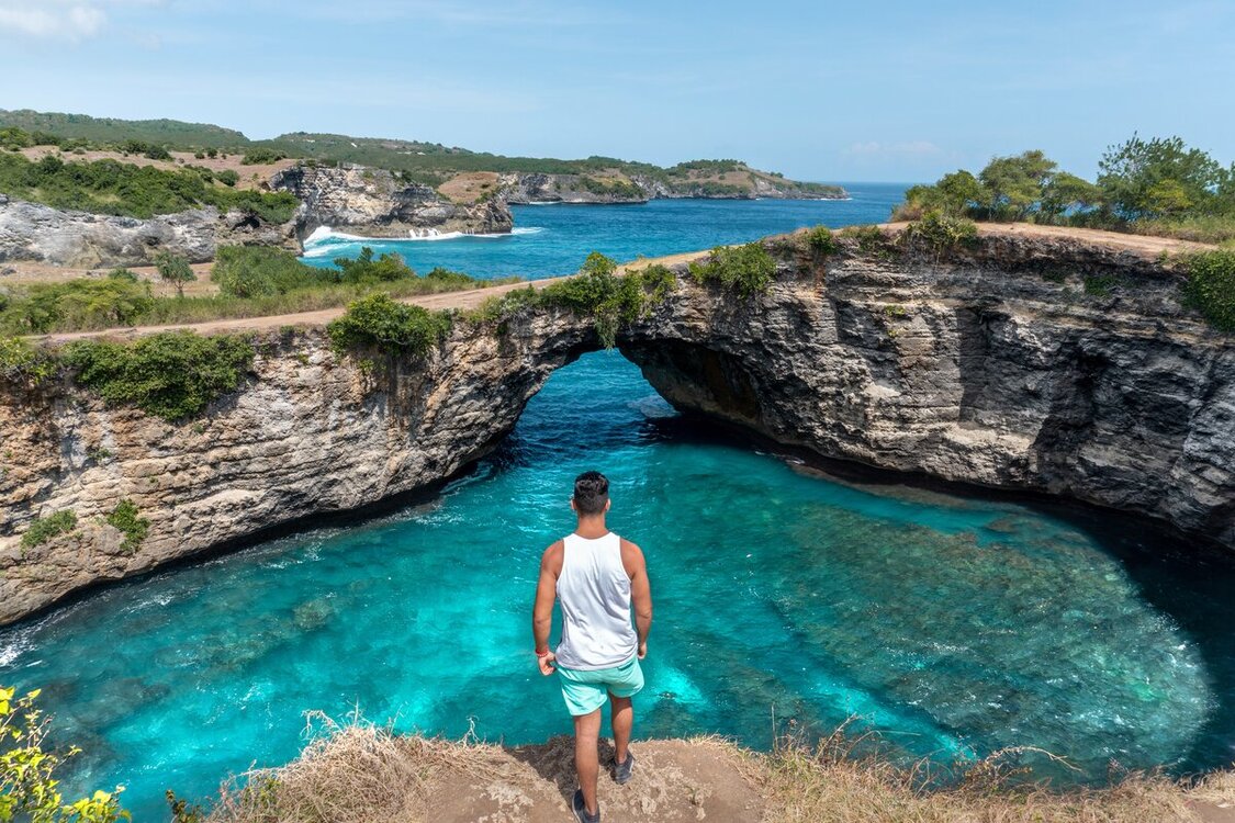 adventure-back-view-cliff-2413662.thumb.jpg.f9e2ab0e1ea080fd0aa9c0201736bb3e.jpg