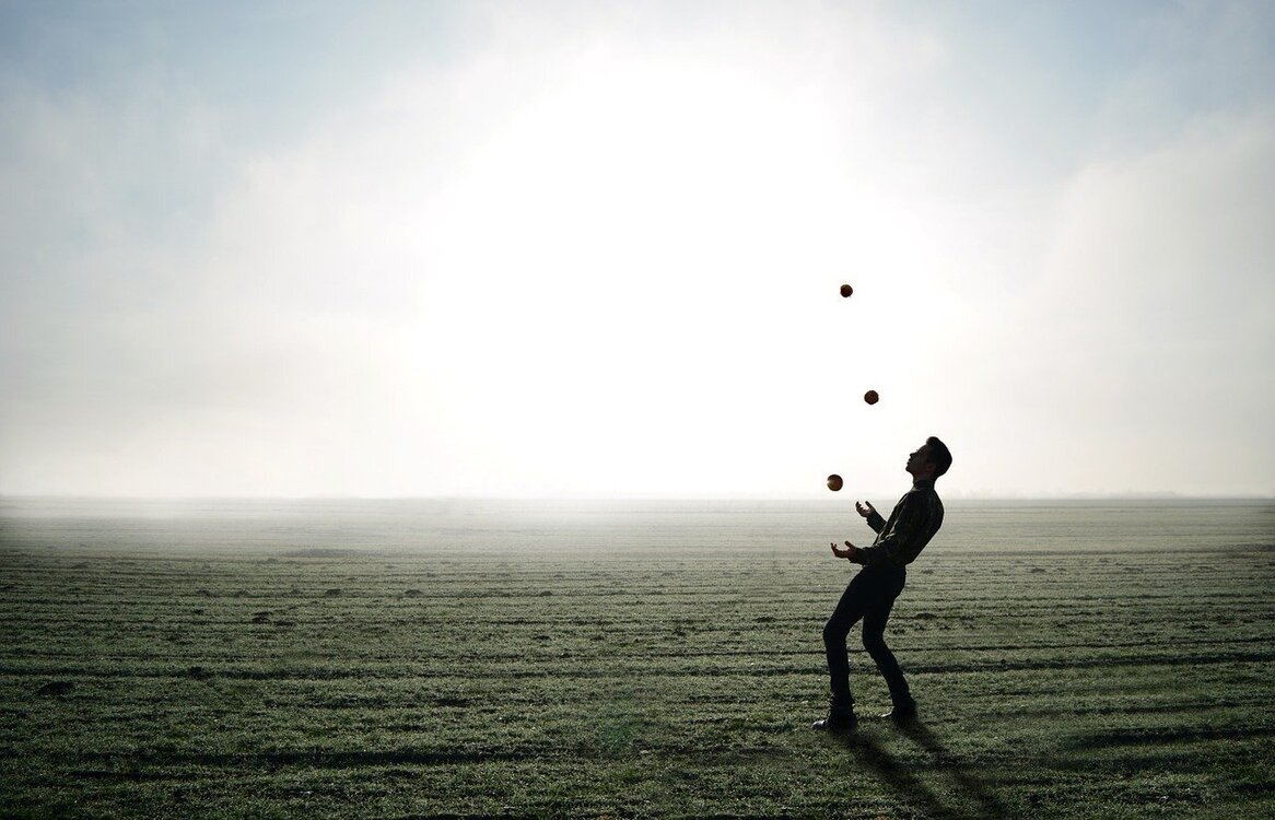 juggler-1216853_1280.thumb.jpg.41c834e6bb20b80750e2df26b34cdb3d.jpg