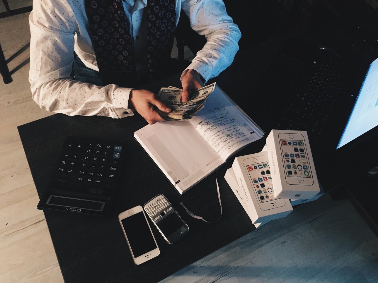 person-counting-money-with-smartphones-in-front-on-desk-210990.thumb.jpg.3d2d31a6814f9e29451787bc1df5769f.jpg